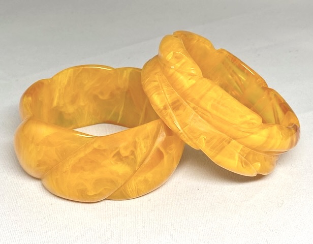 BB191 wide cloudy marbled applejuice bakelite bangles